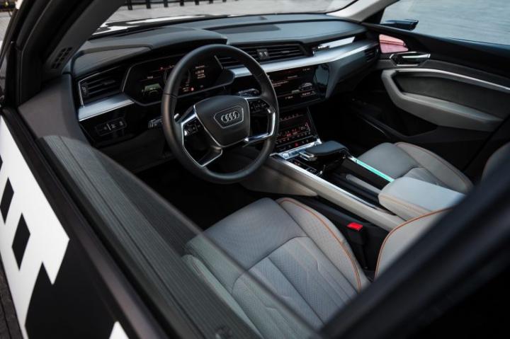 Audi показала внутренне убранство нового электрического кроссовера (фото)