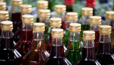 Стало известно, сколько на украинском рынке нелегального алкоголя