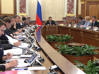 На заседании кабмина в среду Медведев рассказал, что 29 октября обсуждал с коллегами цены на бензин и поручил в течение двух дней подготовить конкретные предложения, что делать дальше, для того чтобы ситуация на рынке стала контролируемой