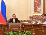 Премьер-министр Дмитрий Медведев пообещал поднять пошлины для нефтяных компаний до конца текущей недели, если правительство не сможет договориться с представителями отрасли о стабилизации цен на бензин на встрече вечером 31 октября