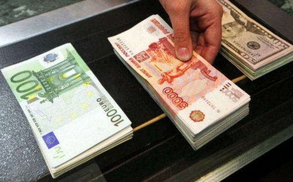 ЦБ России снизил курс доллара, но повысил стоимость евро